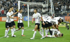 corinthians-vence-santa-cruz-e-sobe-para-3